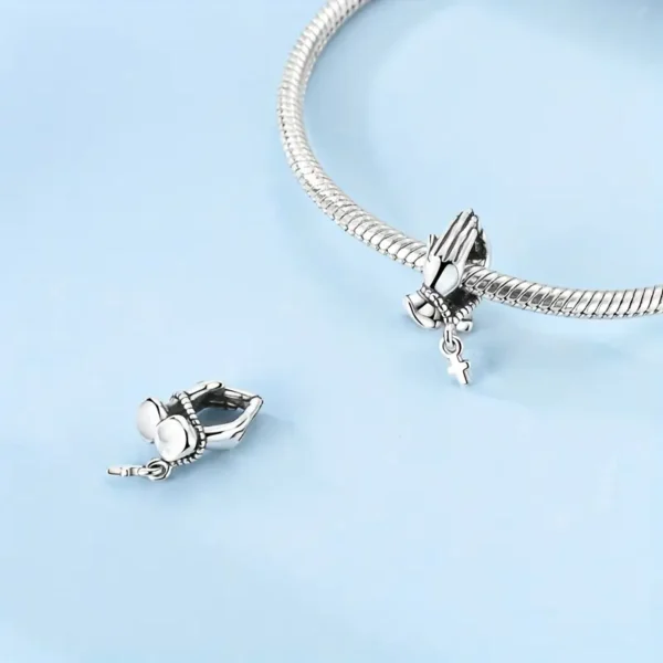 Charm-Anhänger „Betende Hände“ – Glaubens-Charm mit Kreuz | Versilbertes Gebetsmotiv für Armbänder & Ketten